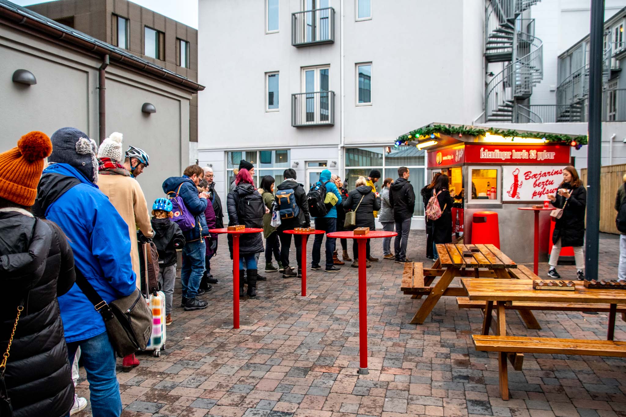 Line of people waiting for hot dogs at Bæjarins Beztu Pylsur