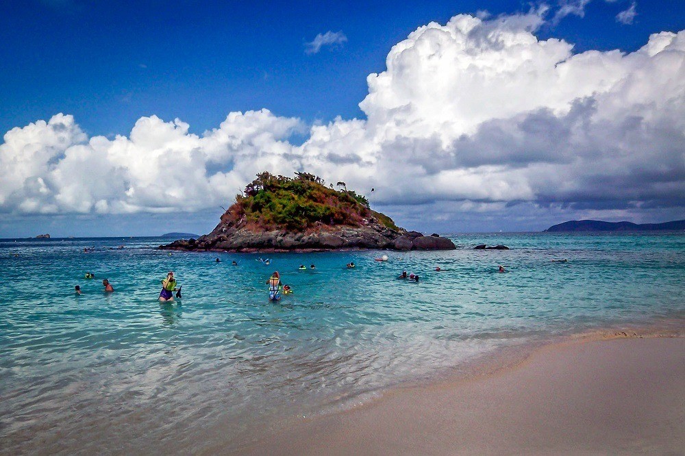 People snorkeling in Trunk Bay at the underwater snorkel course