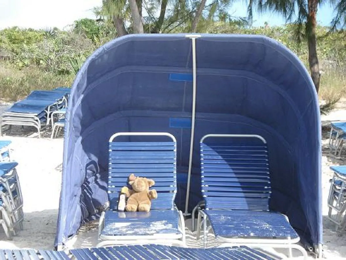 The blue clamshell sunshade rental on the beach