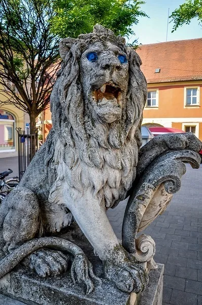 Concrete lion statue with blue eyes