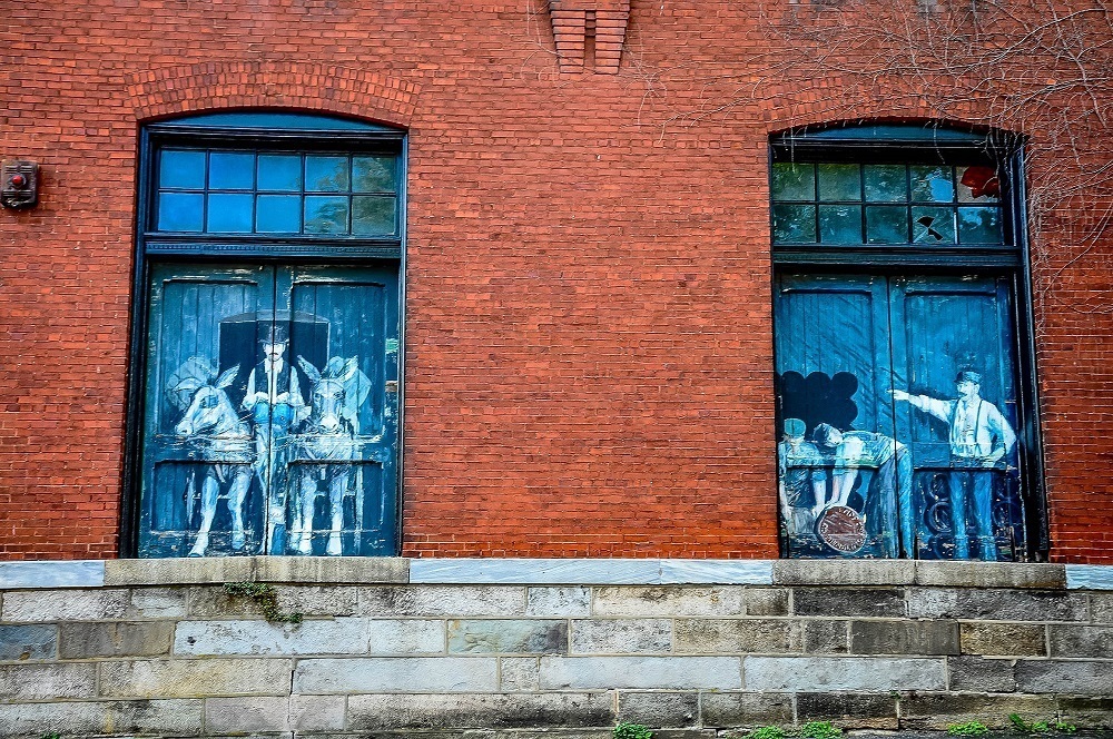 Murals on the outside of Yuengling Brewery