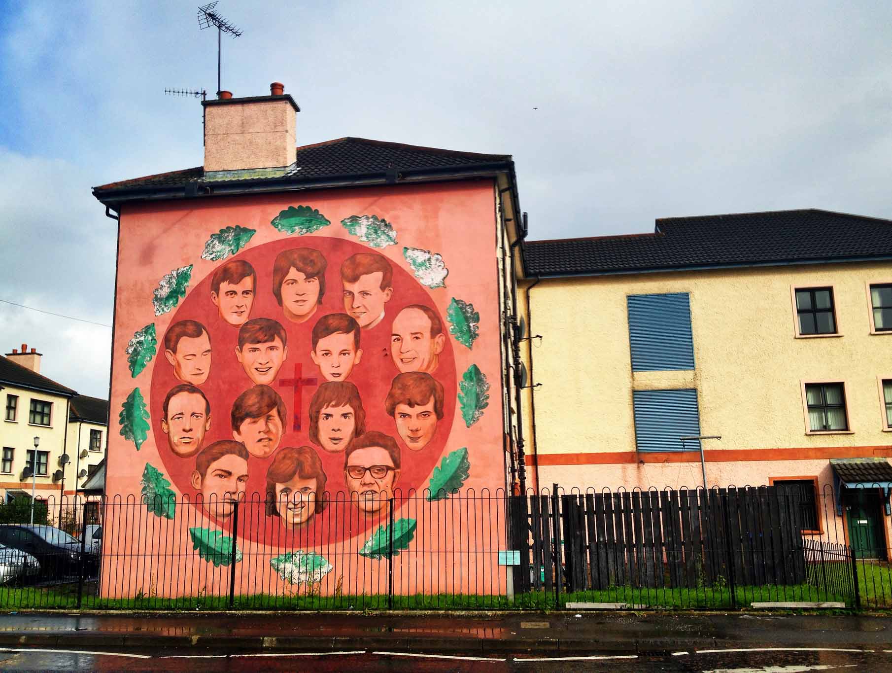Mural with faces in a red circle memorializing the victims of Bloody Sunday