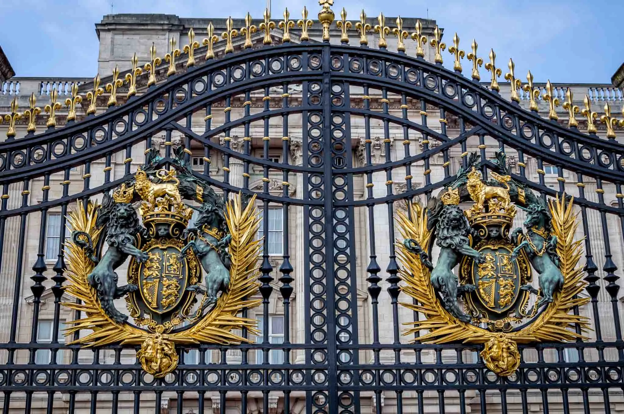 Buckingham Palace gates with crests showing lions and coat of arms