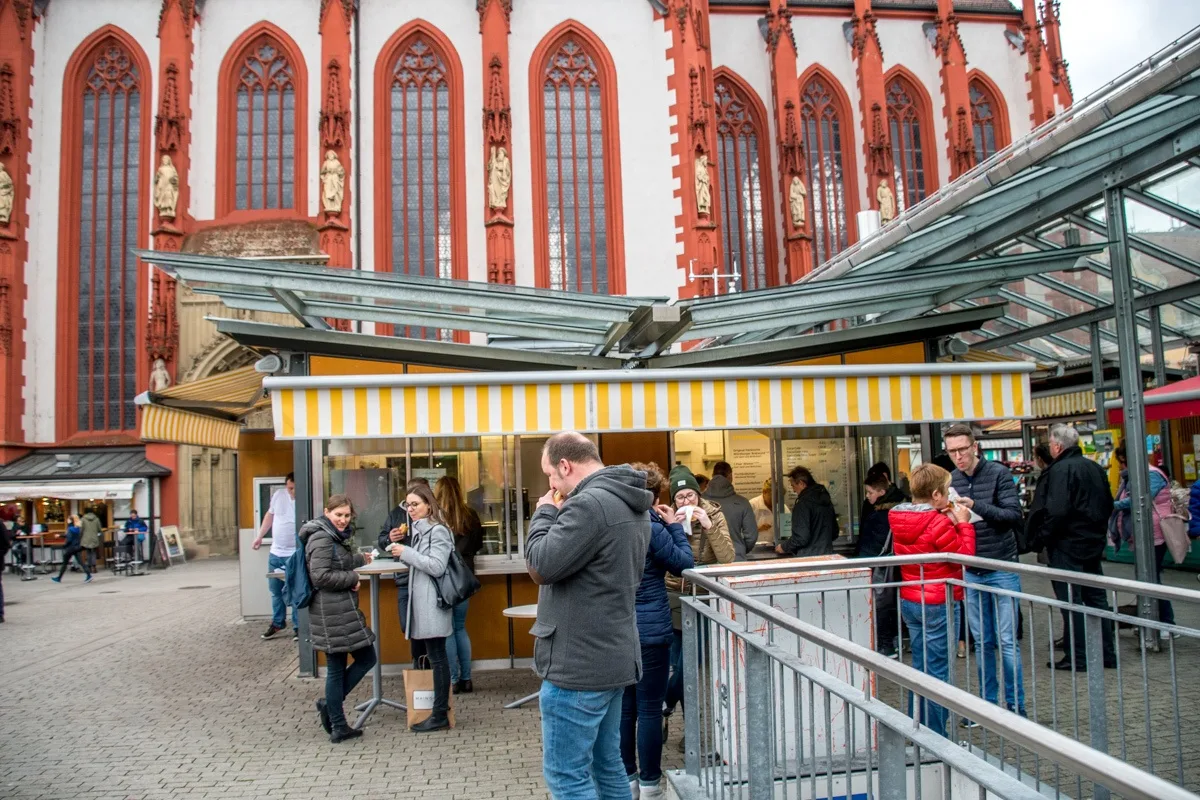 People enjoying the Bratwurststand Knüpfing and their delicious bratwurst and sausages