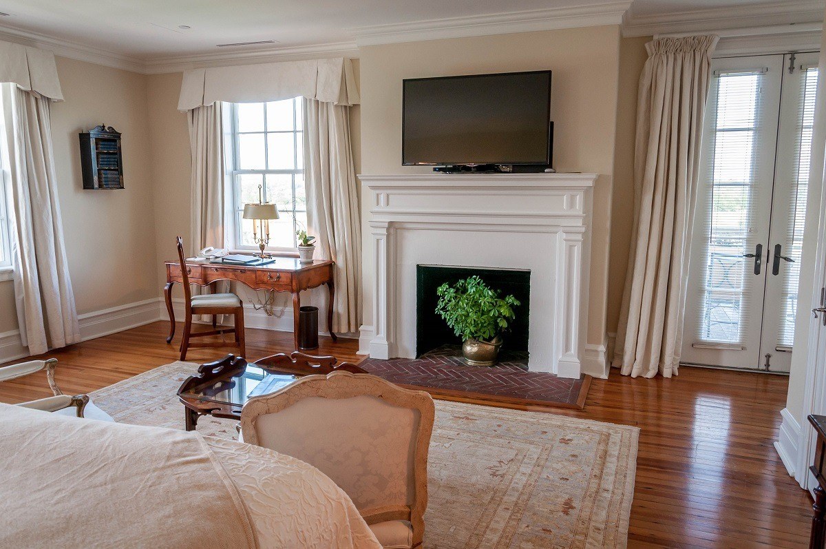 Sitting area with desk and TV in the Villa Crawford Master Bedroom Suite