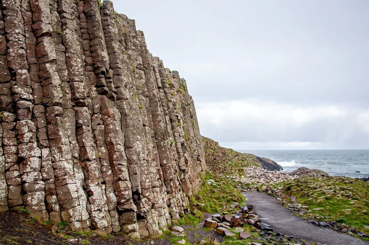 A trail by the basalt columns near the coast