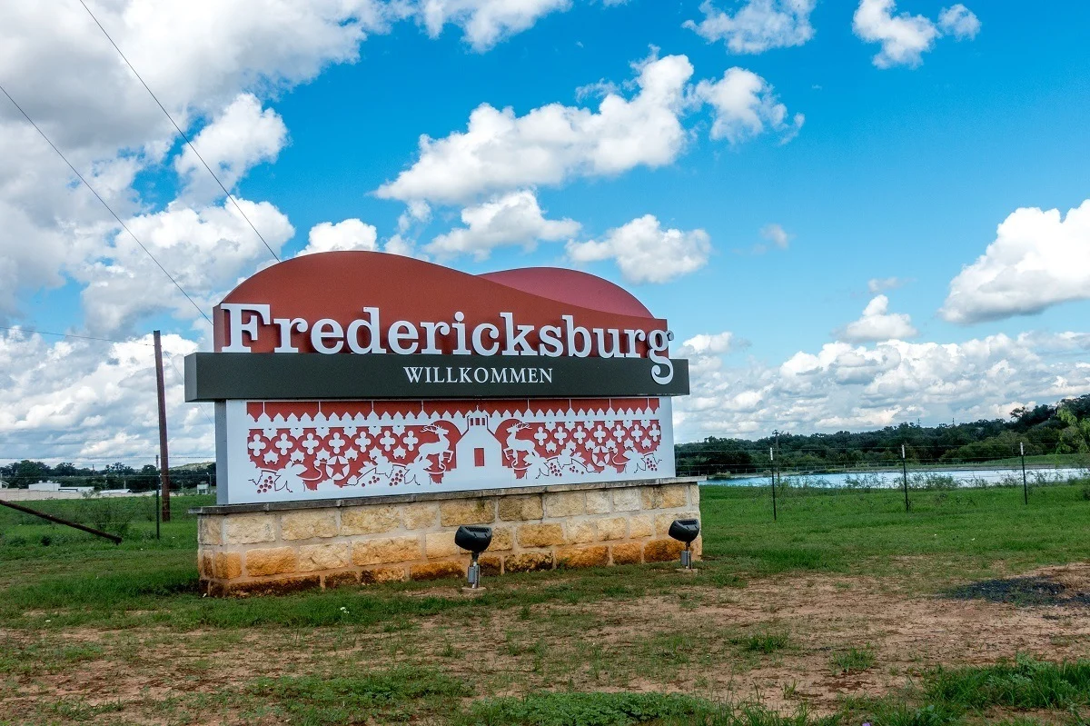 Sign reading "Fredericksburg Willkommen"