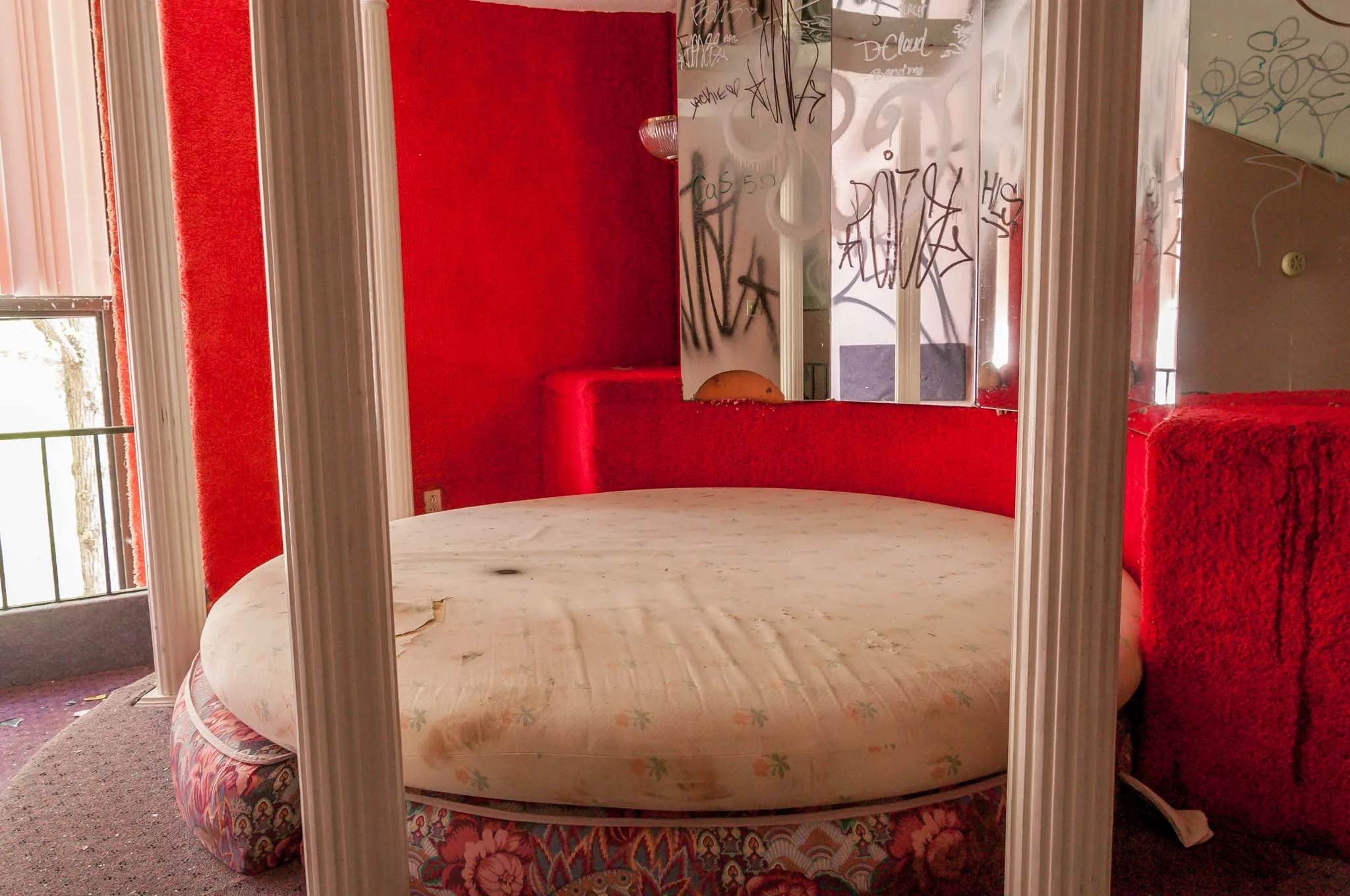 A round bed and mirrors in one of the Poconos love hotels