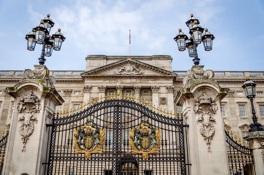 The elaborate gates of Buckingham Palace bear the queen's coat of arms
