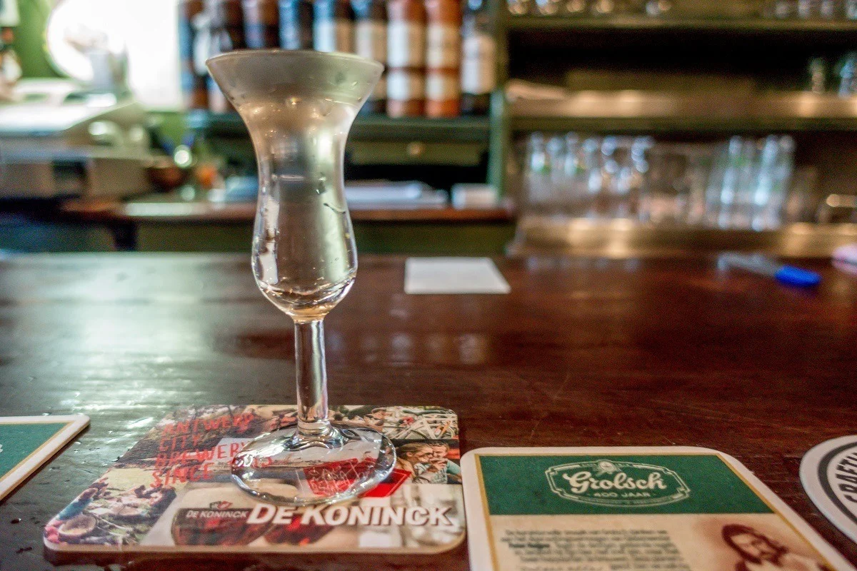 Genever glass filled to the brim with at De Drie Fleschjes