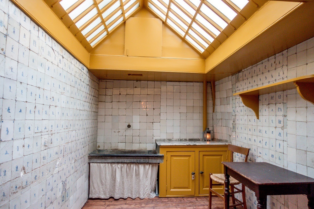 Kitchen with Delft blue tiles and yellow woodwork