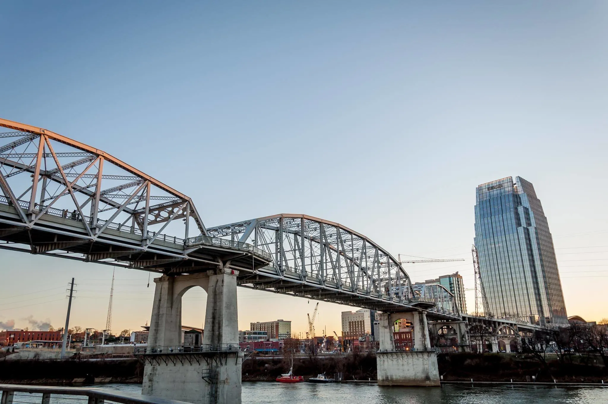 The John Seigenthaler Pedestrian Bridge in Nashville provides great views of the Cumberland River and downtown Nashville, Tennessee