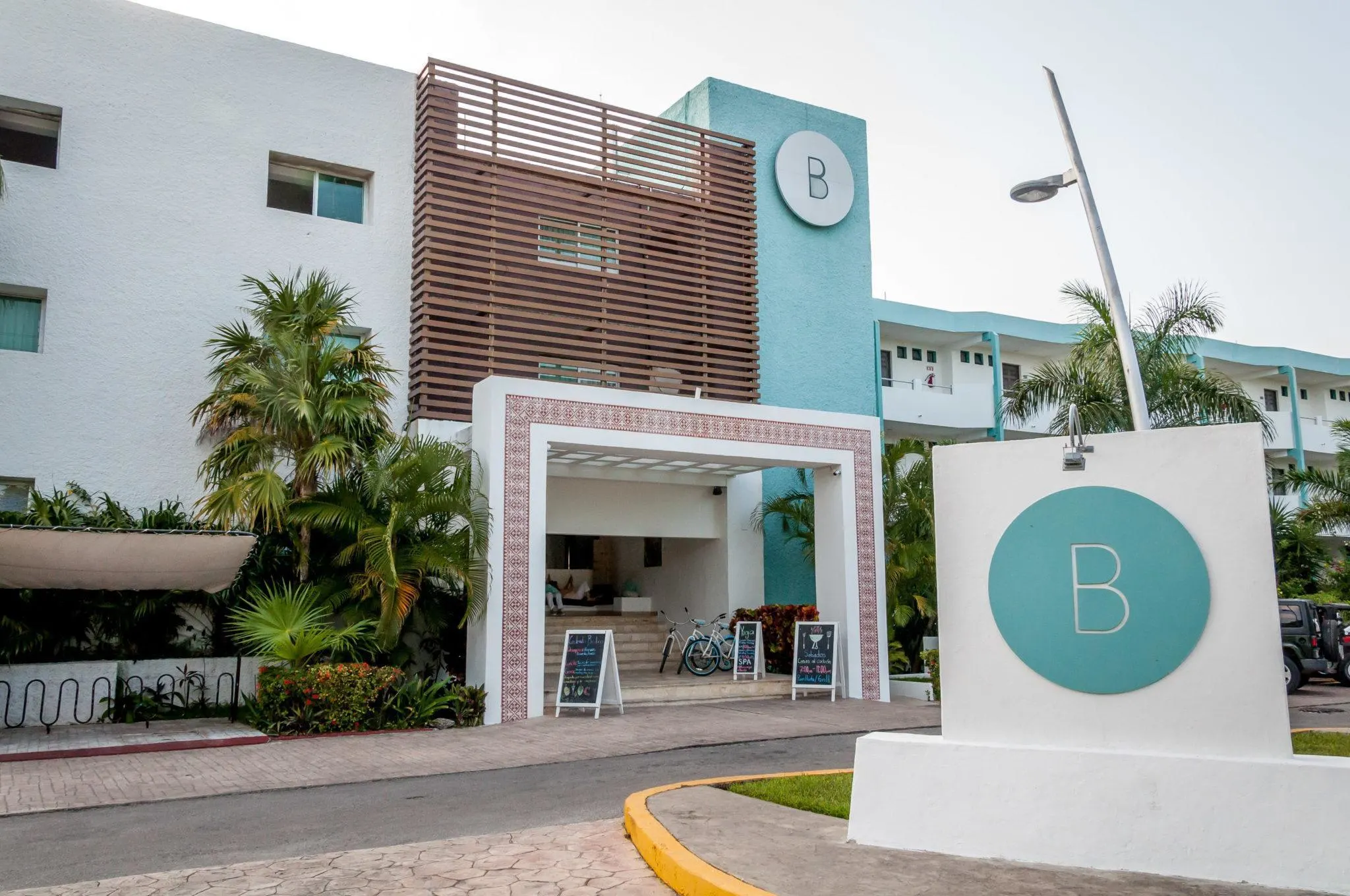 The front of the Hotel B Cozumel from the street