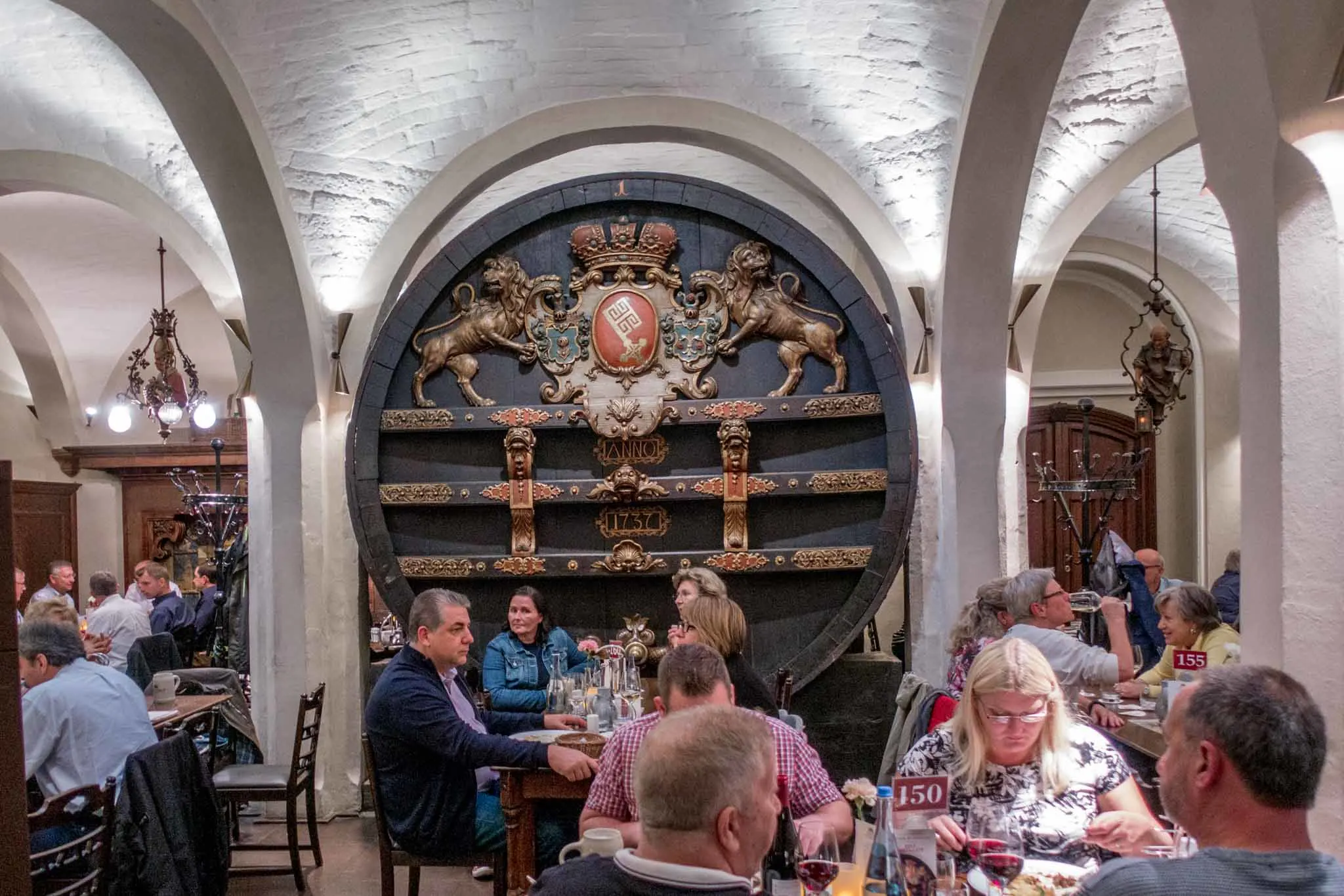 People eating in the Bremer Ratskeller restaurant 