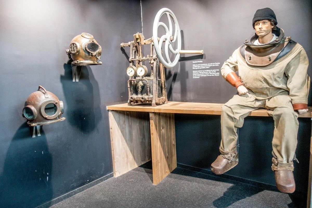 Antique diving gear at the Wind Force 10 Wreck and Fishing Museum (Windstärke 10) in Cuxhaven