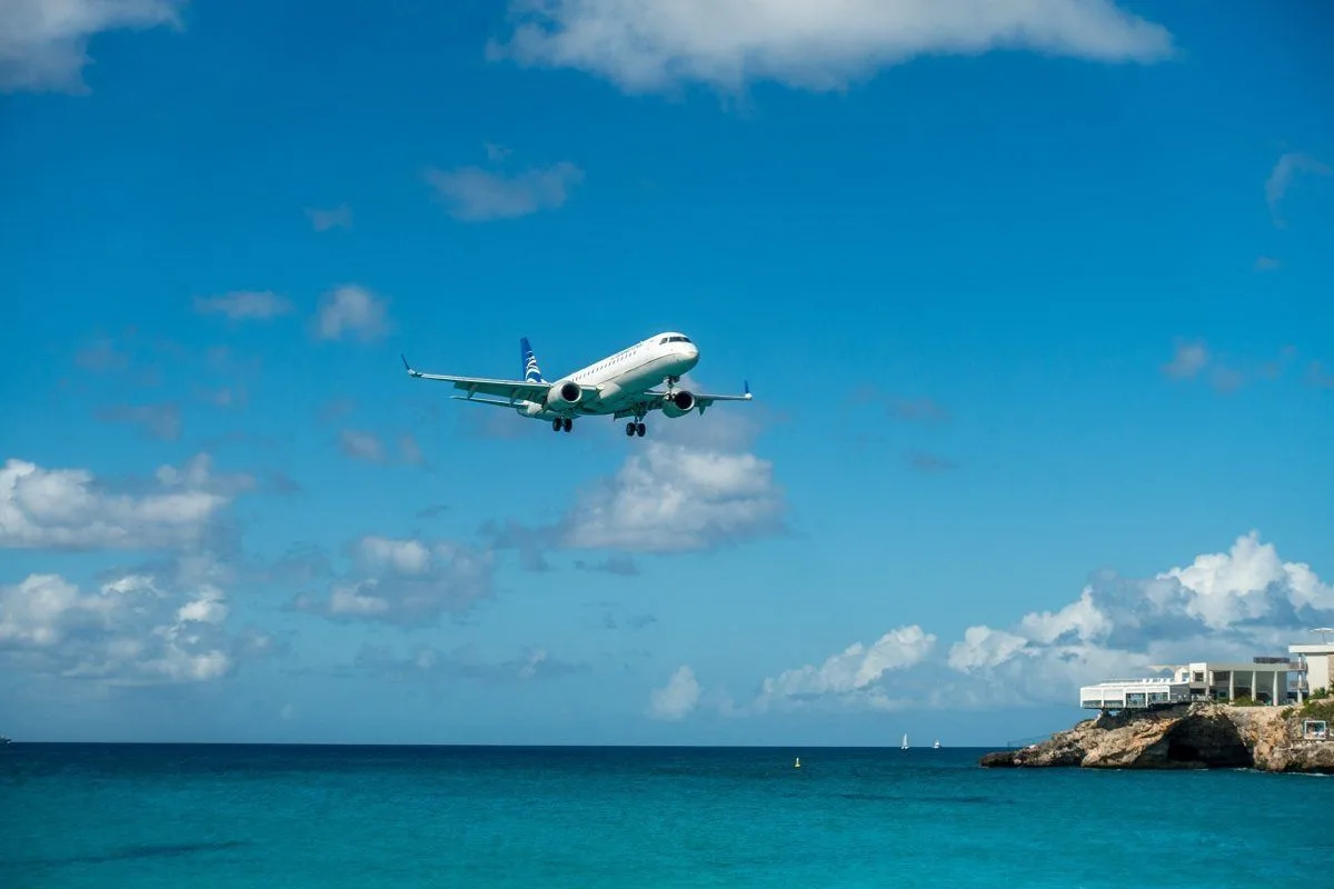 Plan landing over the ocean