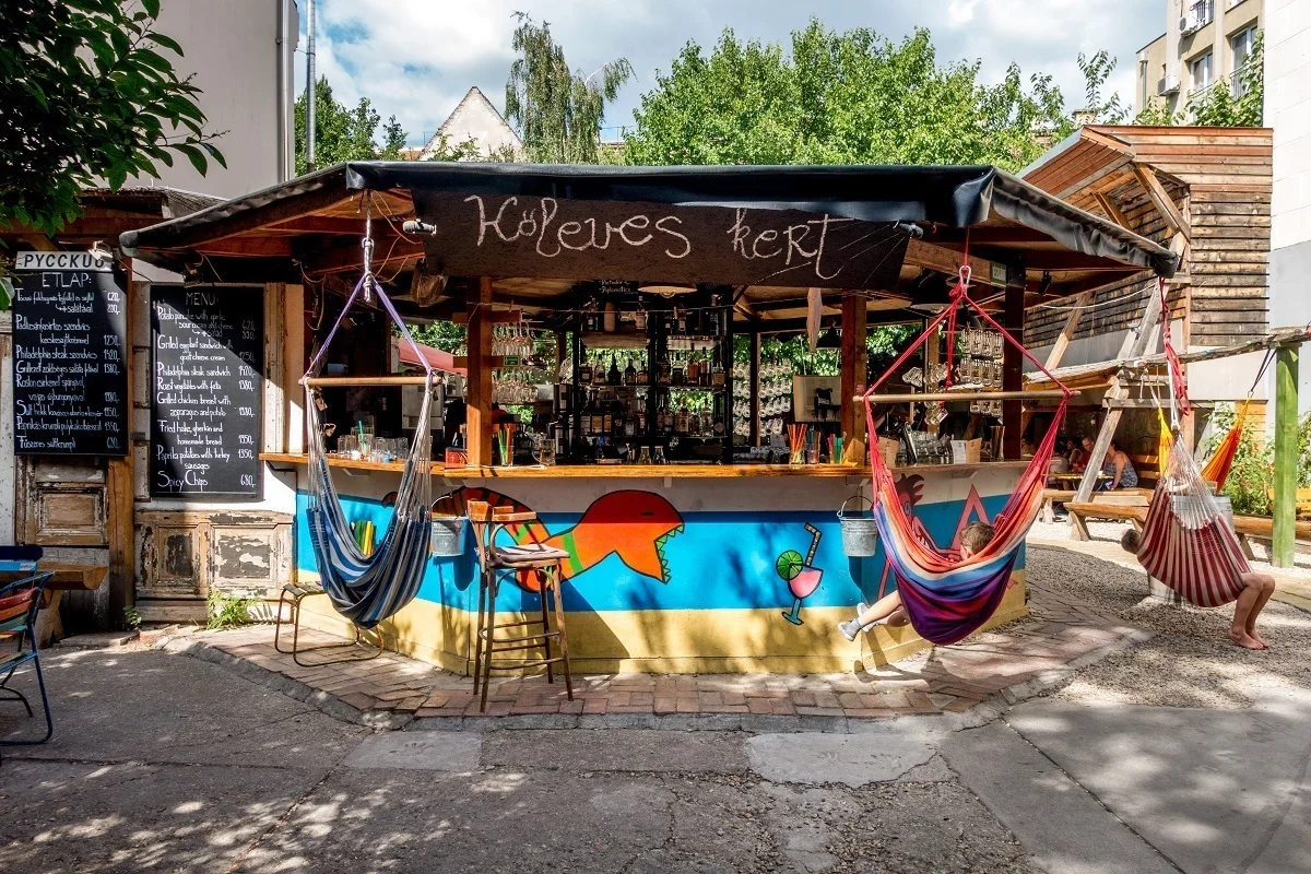 Bar and swings at Koleves kert.