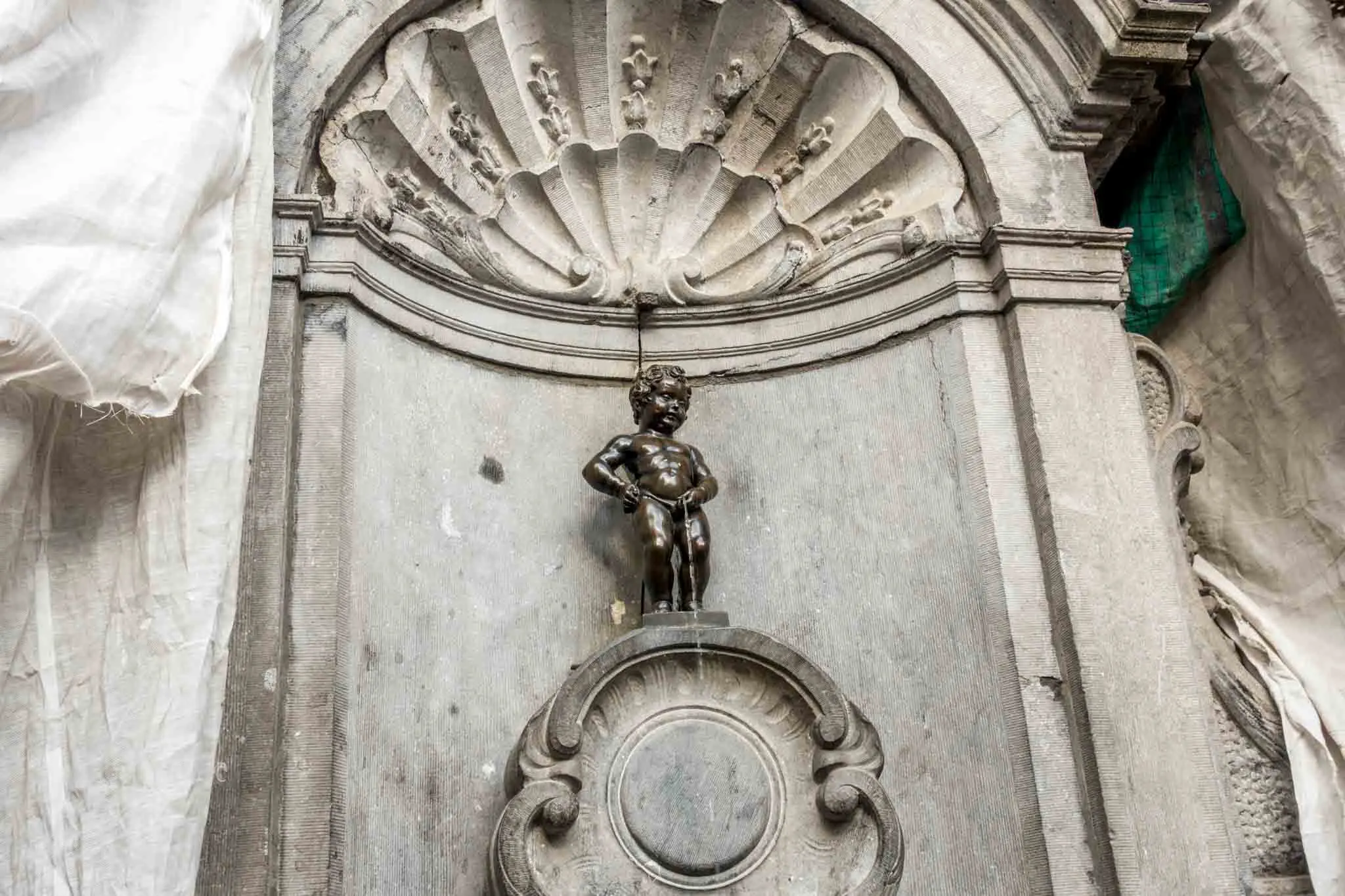 statue of a boy urinating