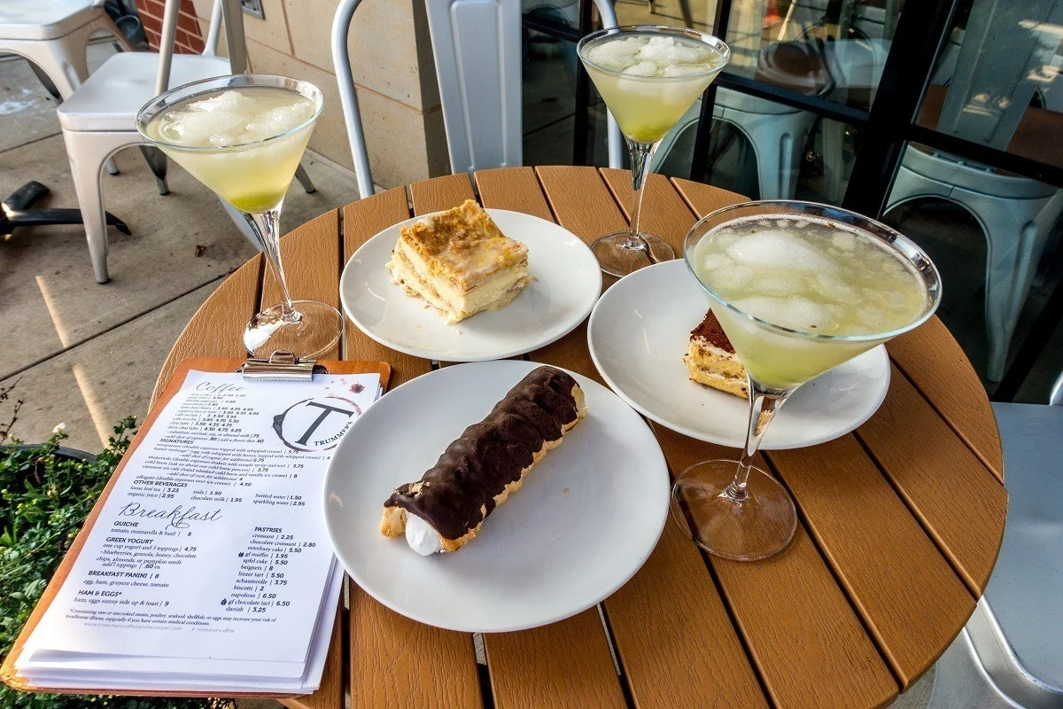Cocktails and pastries on table 