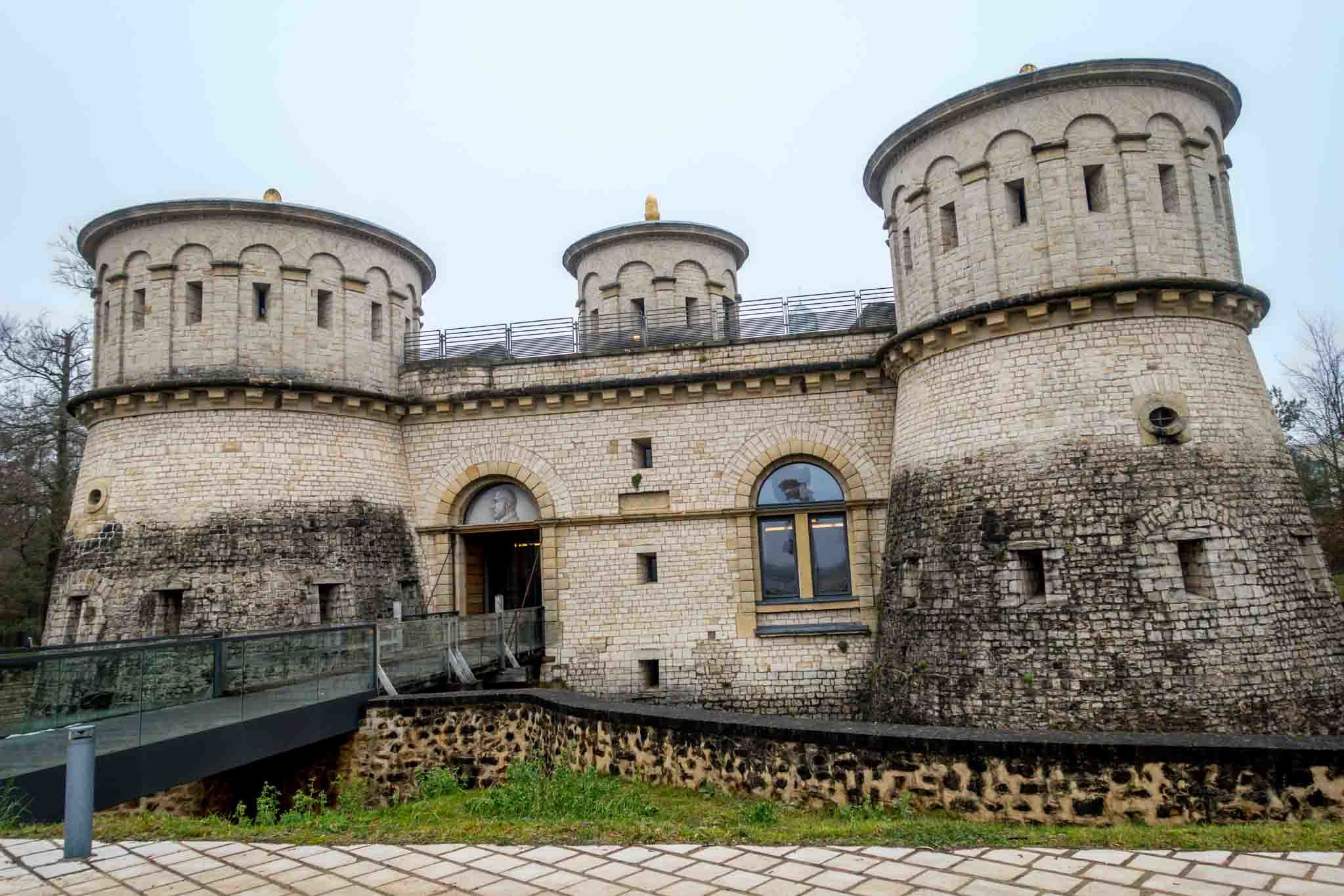 Fort with circular towers