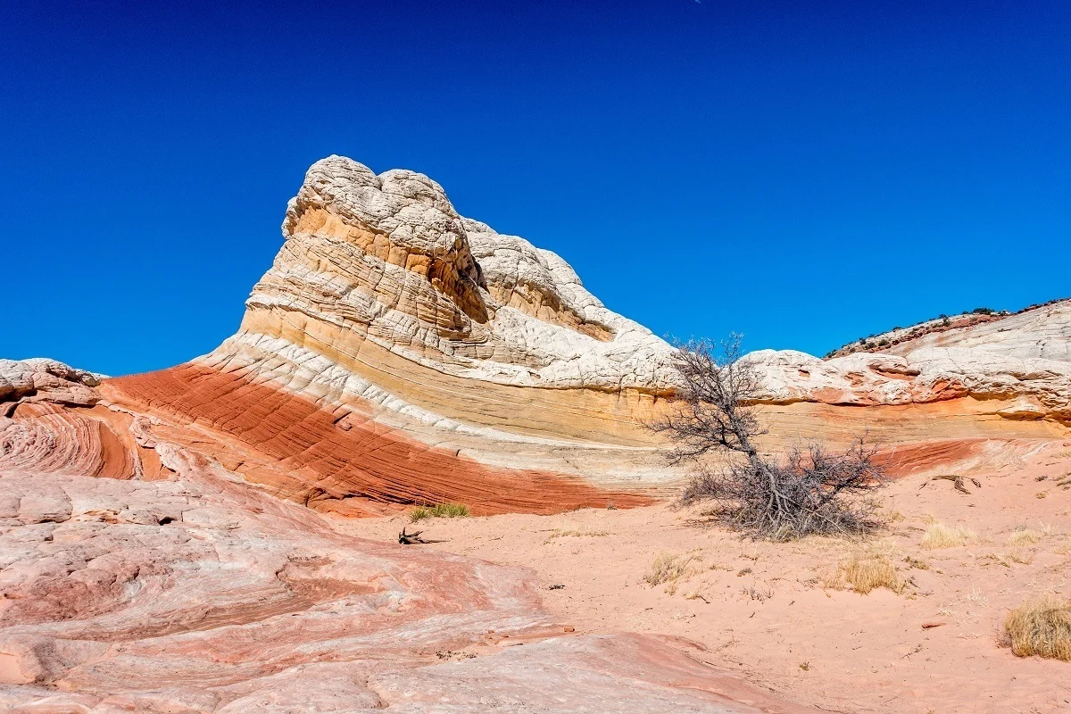 Red and yellow rock striations