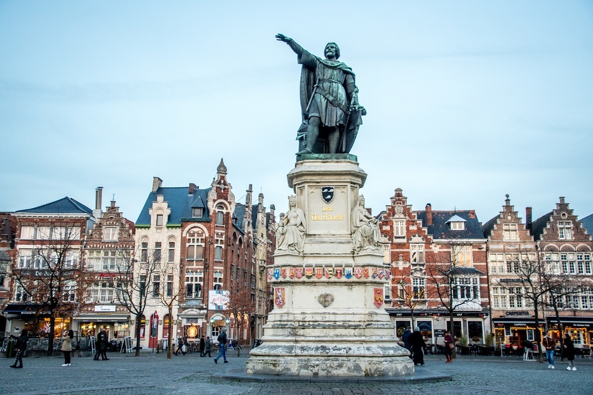 Statue of a man in the middle of Vrijdagmarkt Square.