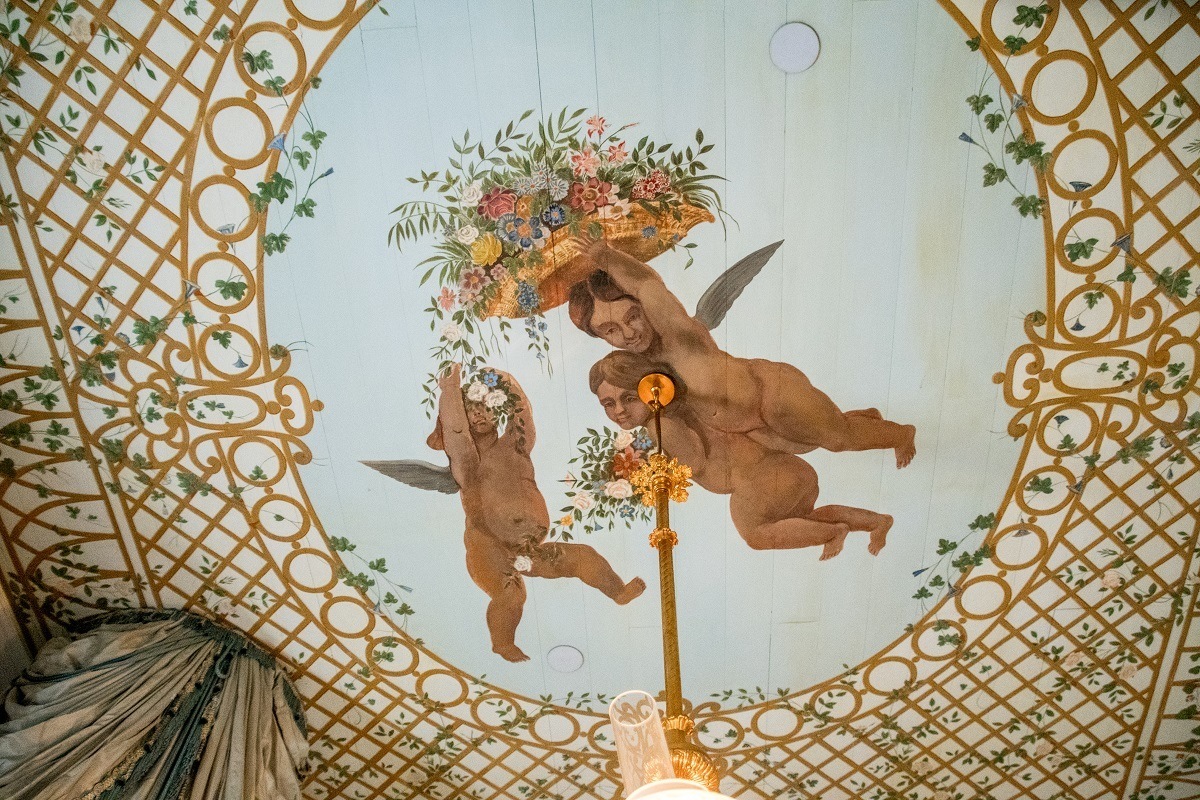 Ceiling hand painted with cherub decoration