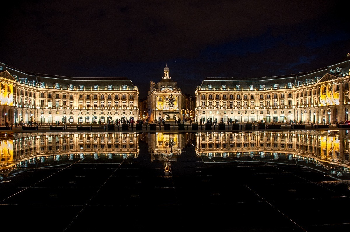 Seeing the reflection of Place de la Bourse in the Mirior d'Eau is one of the most popular Bordeaux activities