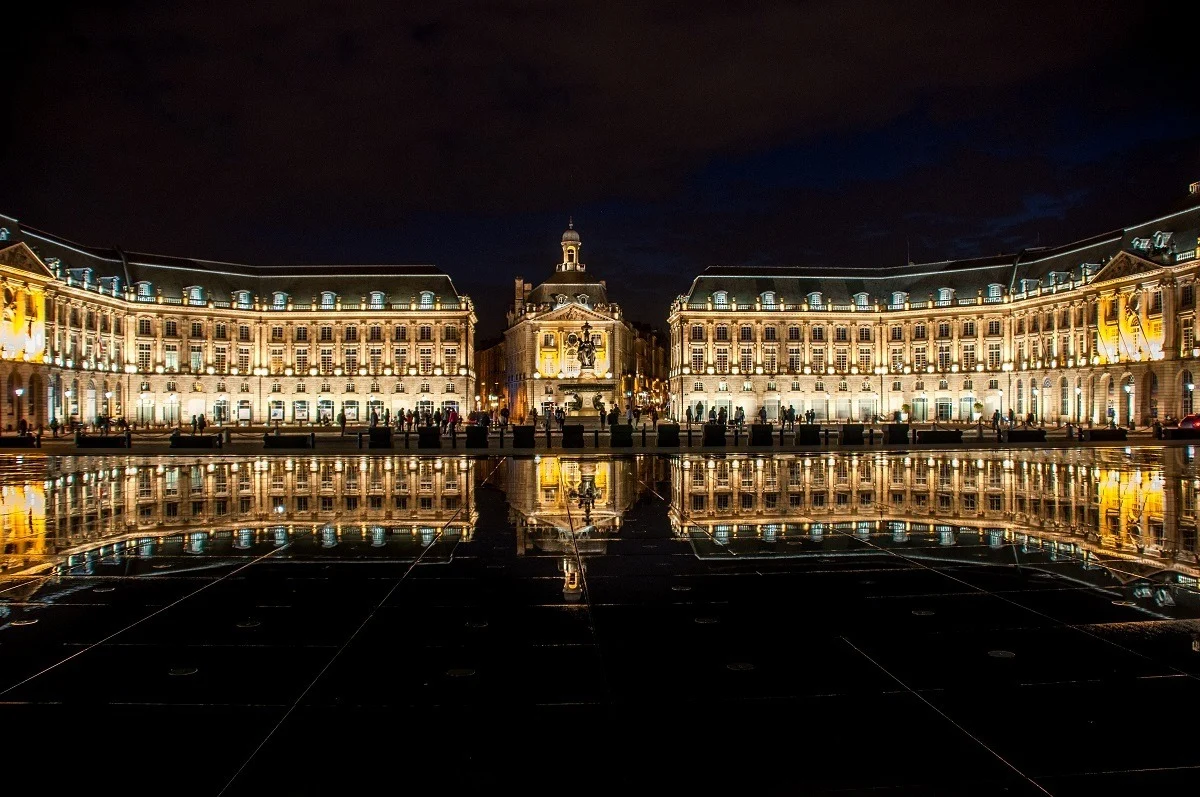 Seeing the reflection of Place de la Bourse in the Mirior d'Eau is one of the most popular Bordeaux activities