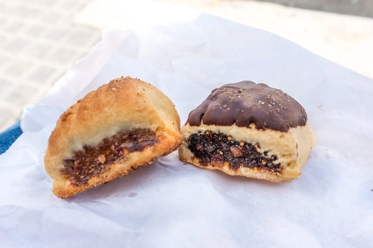 Dessert pastries with filling.