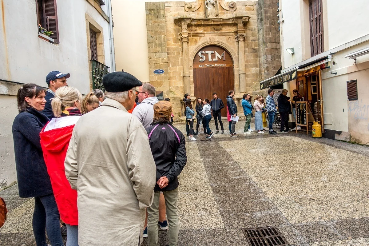 Line of people waiting for food at La Cuchara de San Telmo