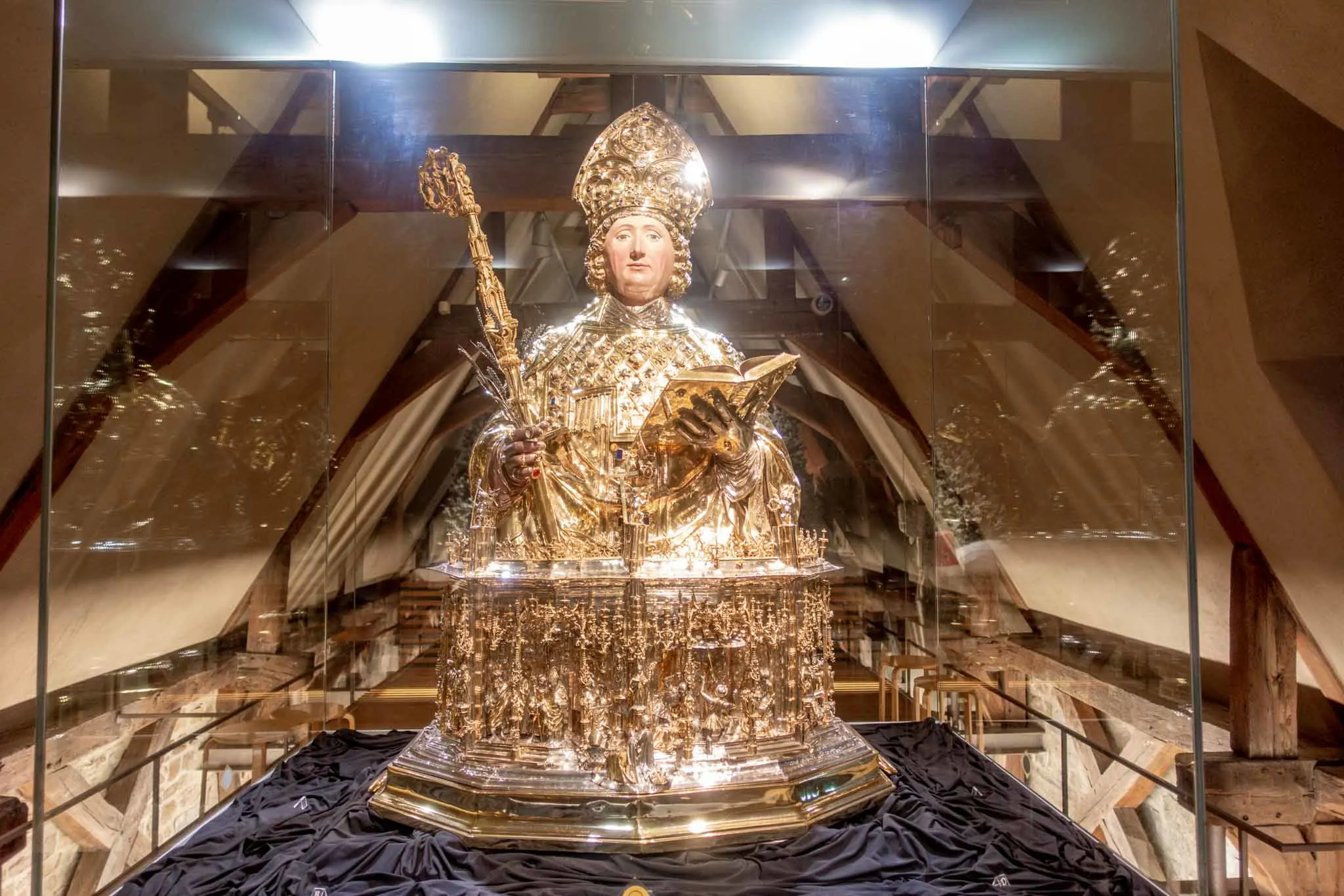 Gold statue with the body of a pope