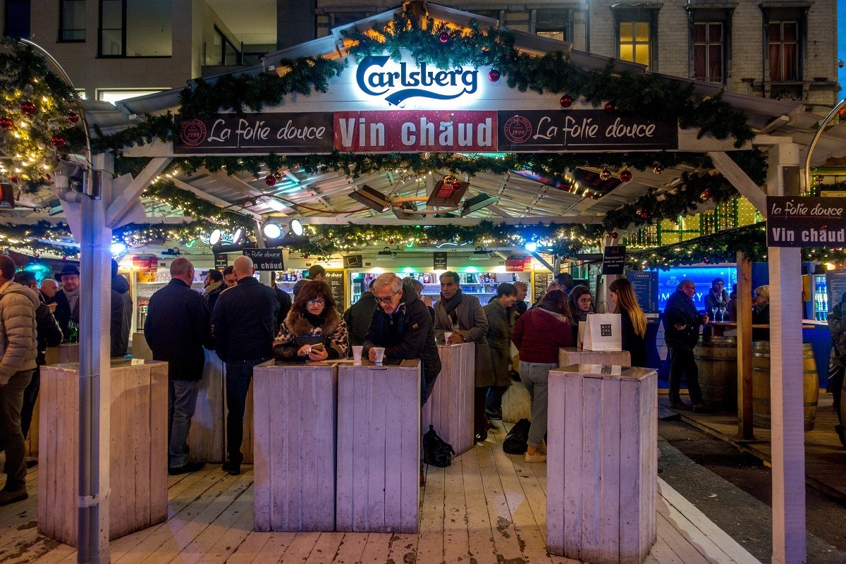 People at a mulled wine stand 