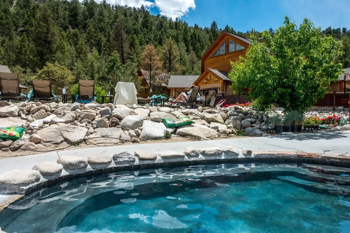 A hot tub in the mountains