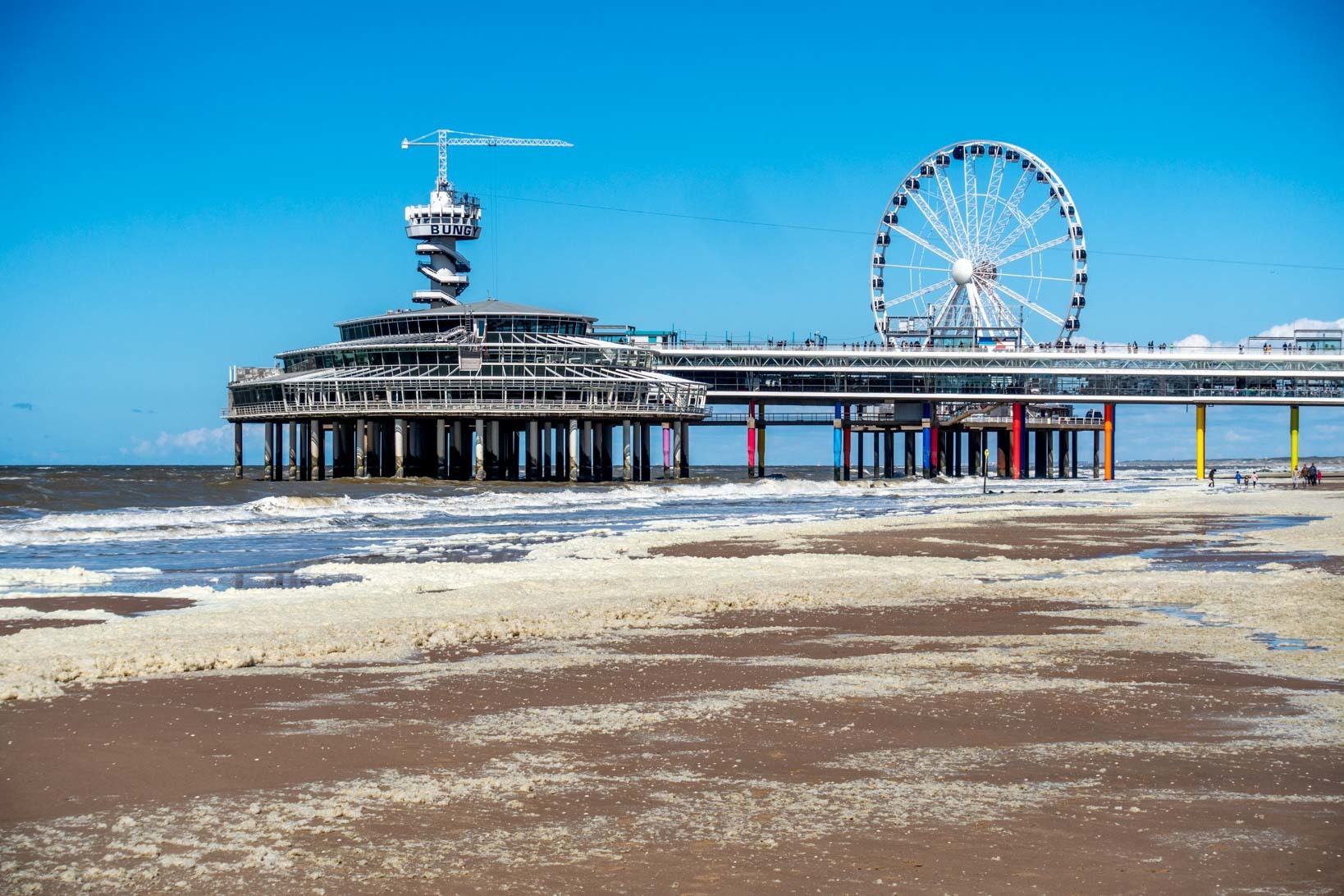 Large pier and Ferris wheel stretching from the beach to the ocean