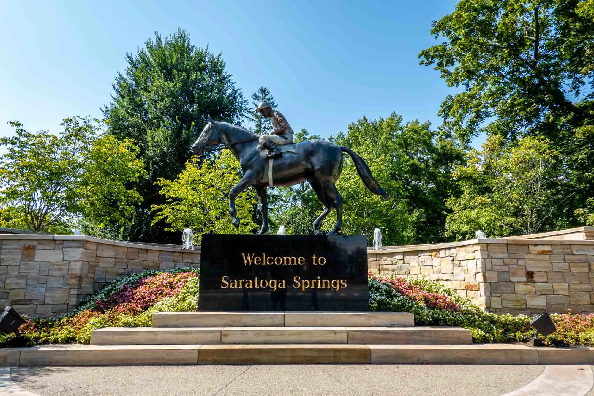 Horse sculpture and sign reading Welcome to Saratoga Springs