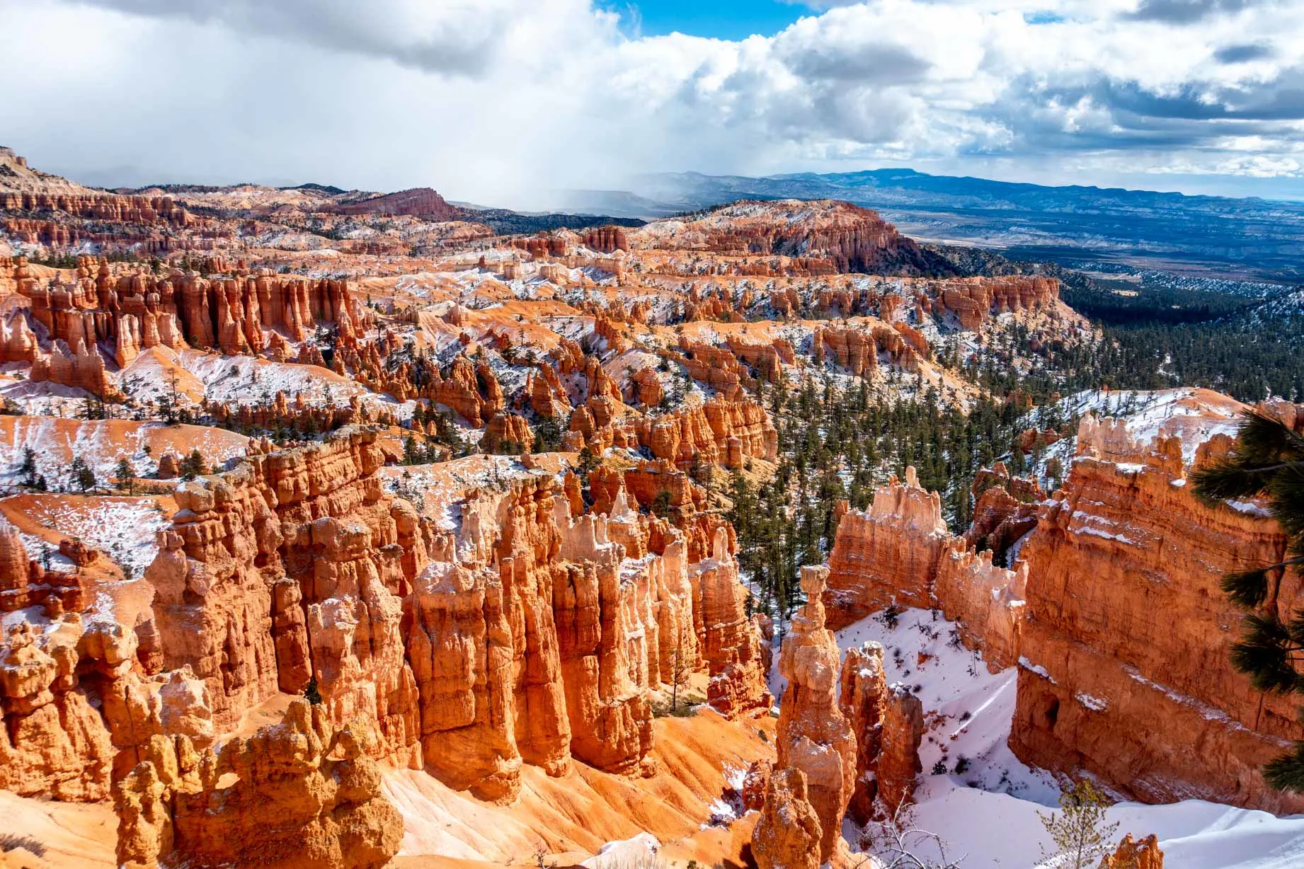 Hoodoos in Bryce Canyon in the winter with snow