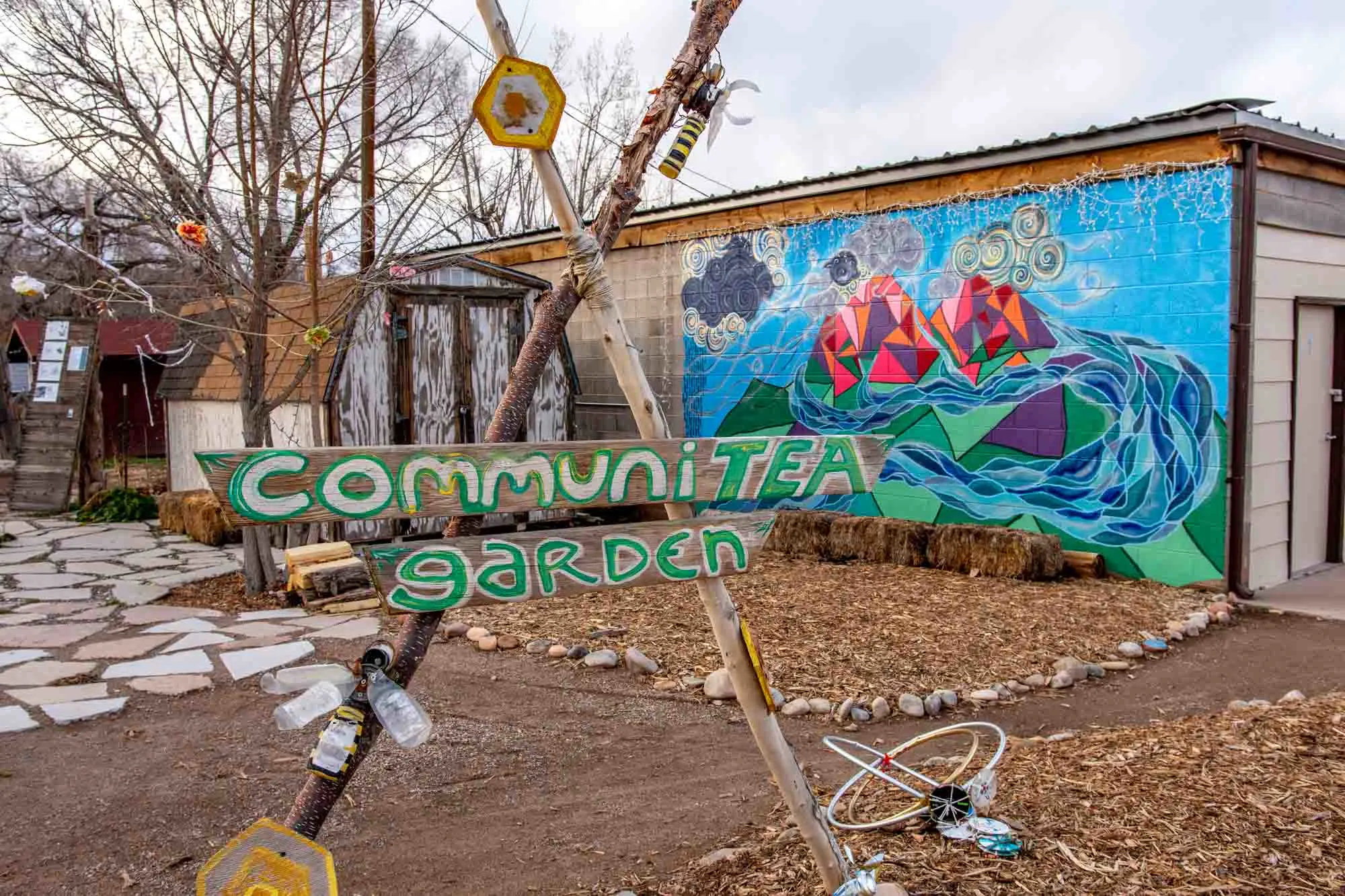 Mural and sign reading "CommuniTEA Garden"