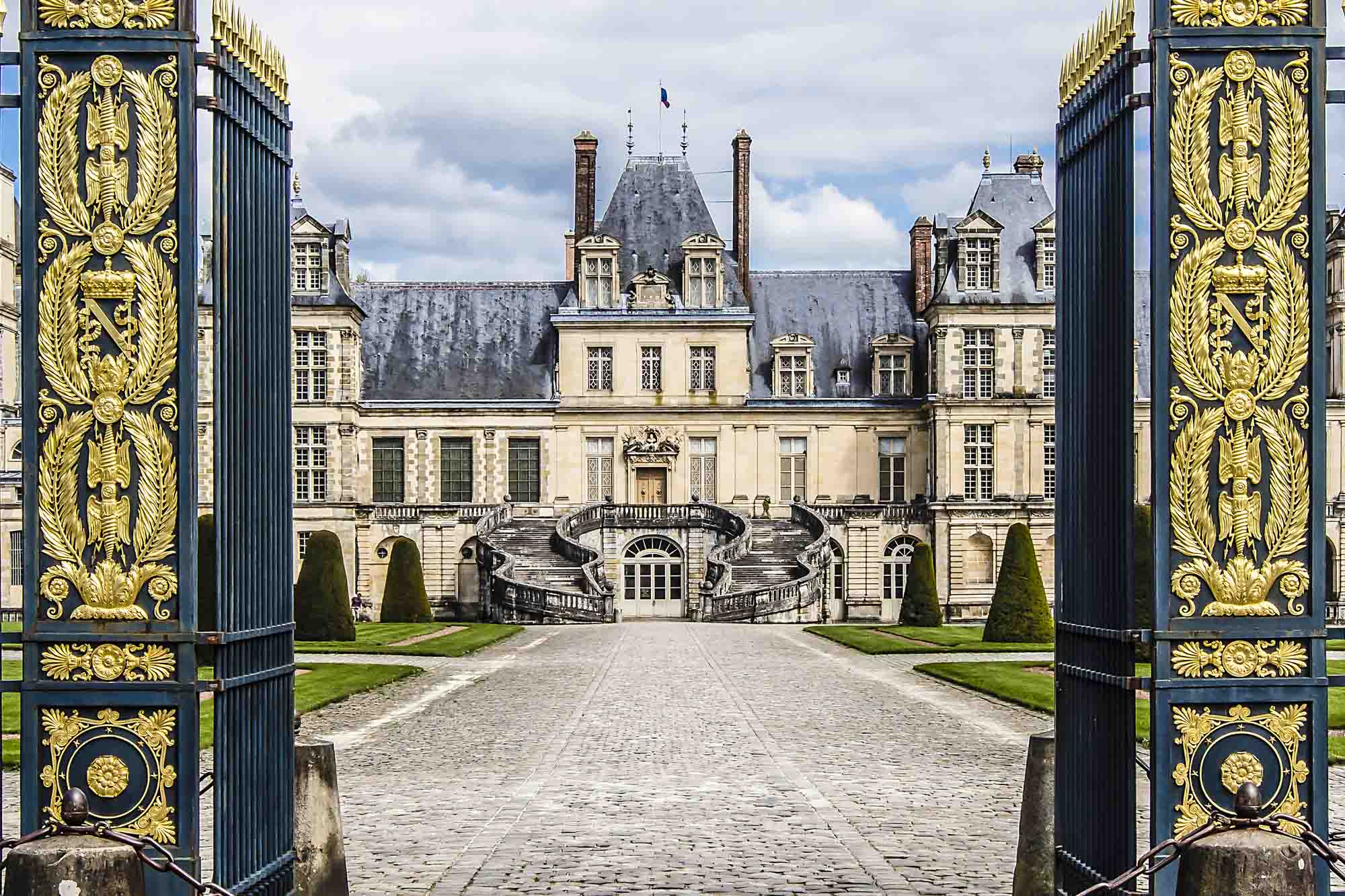 The entrance gates to the Chateau de Fontainebleau