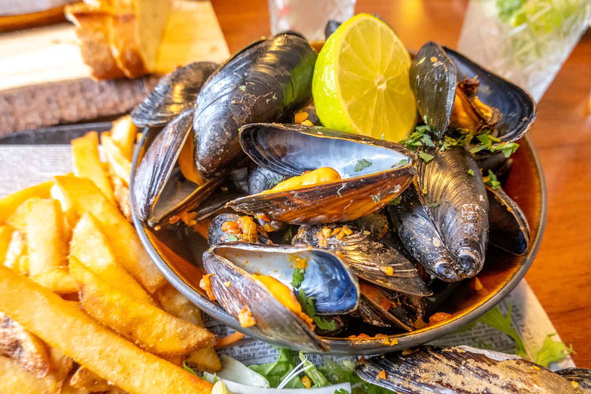 Mussels and fries with a lime garnish